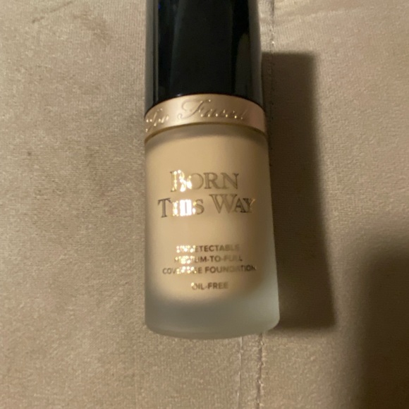 Too faced Concealer Almond - Picture 2 of 5